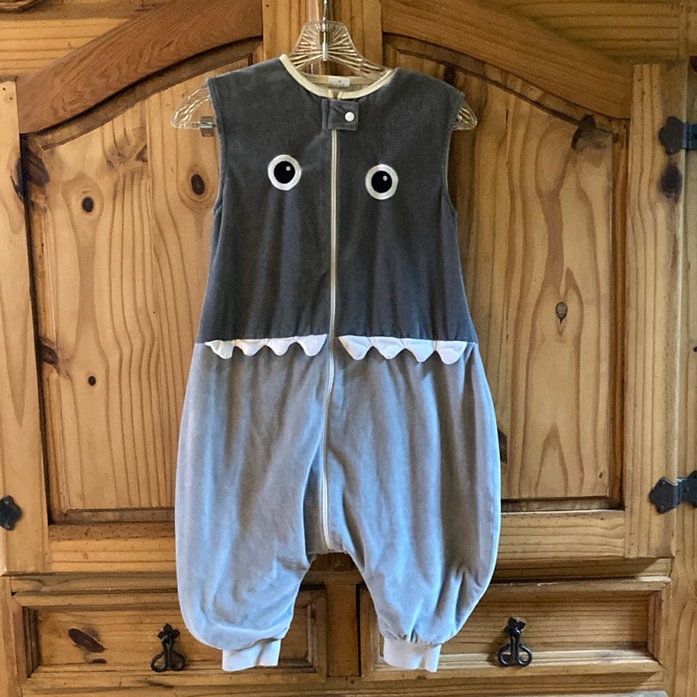 Kids Michley gray zip front sleeveless shark sleep sack size L (5/6)
